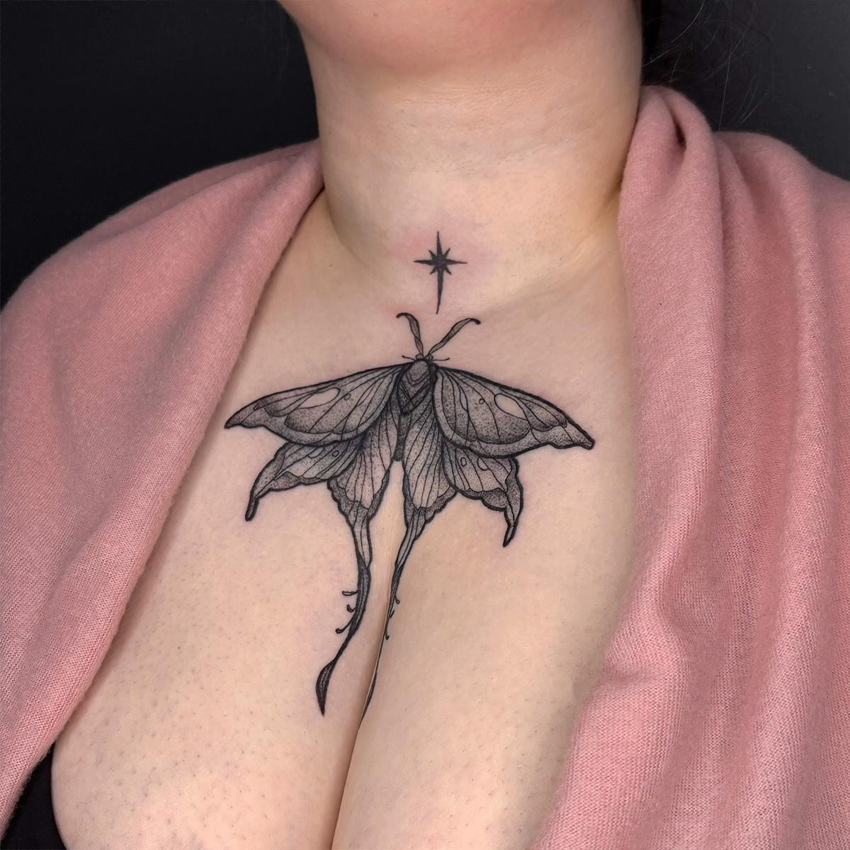Fine line tetování zajíce na noze od Polumi.ink